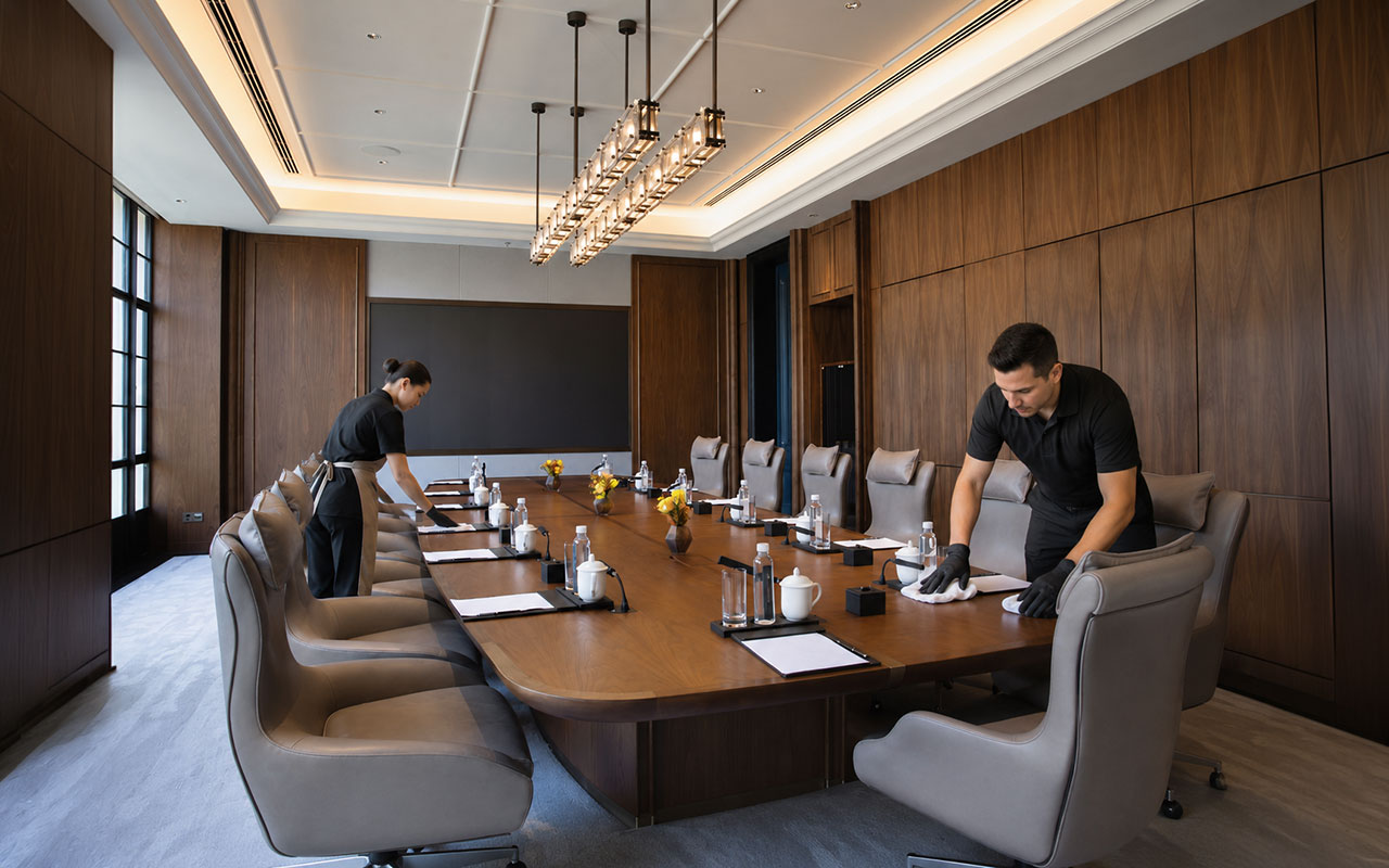 Sala de reuniones VIP preparada por Cleaned Premium